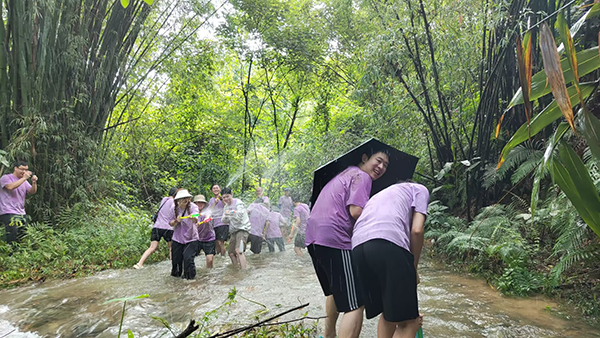 陳楷如：觀戰(zhàn)！“濕身”快樂！.jpg